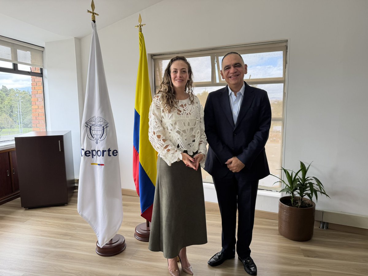 CarlosPinedoC's tweet photo. Mi gente, seguimos gestionando proyectos para Santa Marta.

Hoy completamos nuestra cuarta reunión oficial con ministros del Gobierno entrante. Esta vez, (@MinDeporteCol) , @juligu0204, con quien revisamos proyectos estratégicos como el fortalecimiento de los deportes náuticos, “Santa Marta Incluye” y, especialmente, la recuperación del histórico estadio Eduardo Santos.

La ministra se comprometió a articular con el Ministerio de Cultura para apoyar la recuperación de este escenario, una prioridad que compartimos desde la Alcaldía Distrital y la Gobernación del Magdalena.

¡Juntos lo estamos logrando!