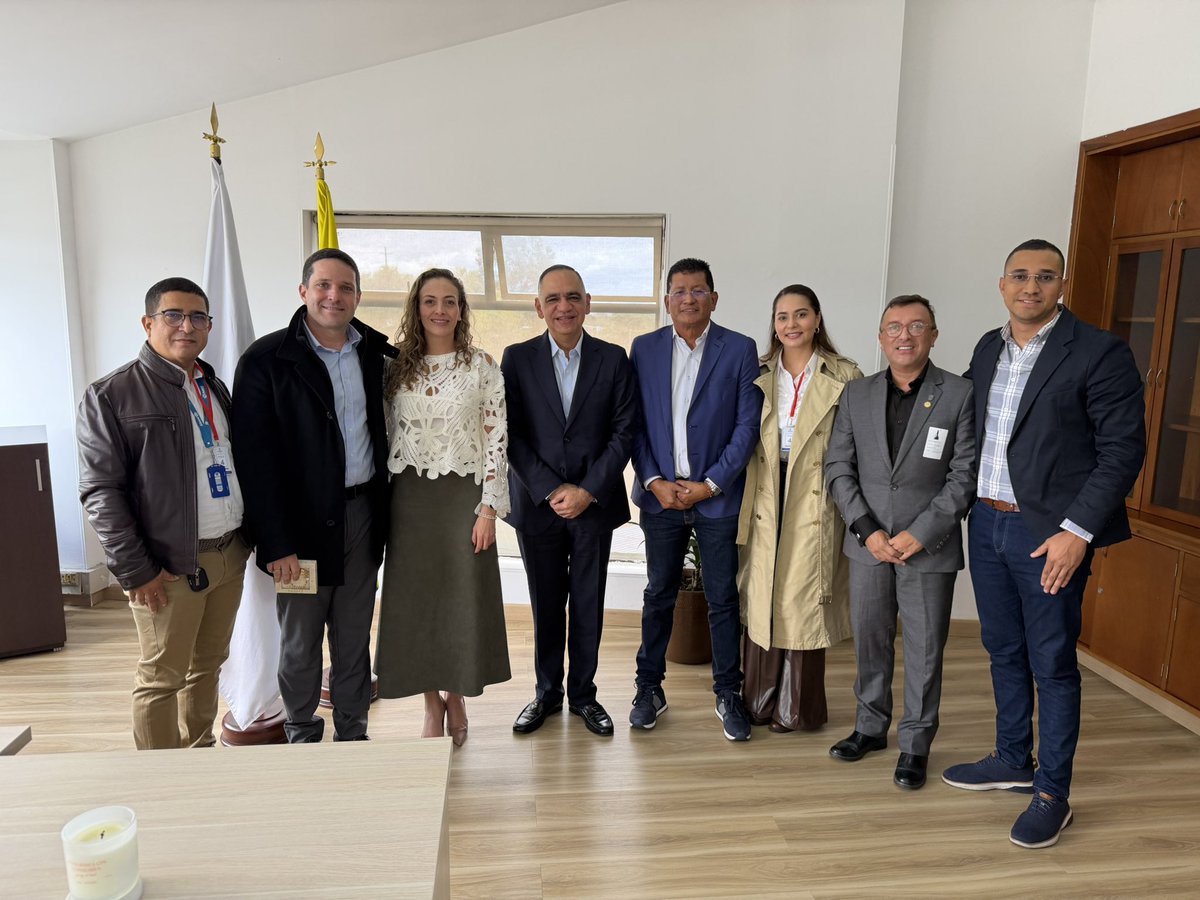 CarlosPinedoC's tweet photo. Mi gente, seguimos gestionando proyectos para Santa Marta.

Hoy completamos nuestra cuarta reunión oficial con ministros del Gobierno entrante. Esta vez, (@MinDeporteCol) , @juligu0204, con quien revisamos proyectos estratégicos como el fortalecimiento de los deportes náuticos, “Santa Marta Incluye” y, especialmente, la recuperación del histórico estadio Eduardo Santos.

La ministra se comprometió a articular con el Ministerio de Cultura para apoyar la recuperación de este escenario, una prioridad que compartimos desde la Alcaldía Distrital y la Gobernación del Magdalena.

¡Juntos lo estamos logrando!