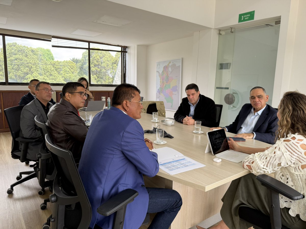 CarlosPinedoC's tweet photo. Mi gente, seguimos gestionando proyectos para Santa Marta.

Hoy completamos nuestra cuarta reunión oficial con ministros del Gobierno entrante. Esta vez, (@MinDeporteCol) , @juligu0204, con quien revisamos proyectos estratégicos como el fortalecimiento de los deportes náuticos, “Santa Marta Incluye” y, especialmente, la recuperación del histórico estadio Eduardo Santos.

La ministra se comprometió a articular con el Ministerio de Cultura para apoyar la recuperación de este escenario, una prioridad que compartimos desde la Alcaldía Distrital y la Gobernación del Magdalena.

¡Juntos lo estamos logrando!