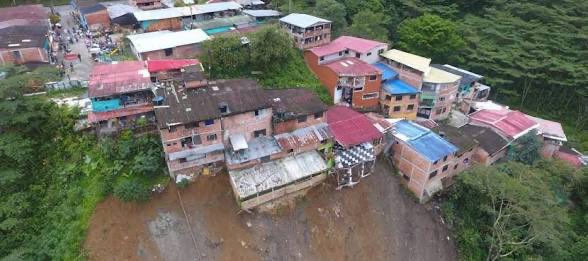 HildaGutiCD's tweet photo. La situación en Guayabetal requiere atención inmediata. Los ríos Negro y Blanco han aumentado su caudal y el puente Ocal está en riesgo, poniendo en peligro la conexión de 11 veredas.

Hablamos de una zona de alta vulnerabilidad geológica donde las crecientes continuas erosionan las bases de la infraestructura. Perder el puente Ocal no solo desatascaría una crisis de movilidad, sino que paralizaría el transporte de alimentos, dejaría a cientos de niños sin acceso a sus colegios y cortaría la atención médica de emergencia para más de 11 comunidades rurales.

Hago un llamado urgente a la @UNGRD, @minambiente y al gobierno nacional. Desde el Congreso haré seguimiento estricto para que se ejecuten obras de mitigación antes de quedar incomunicados.