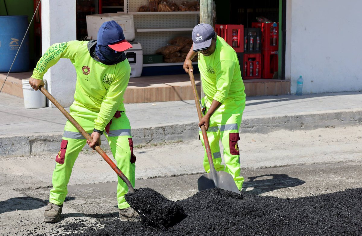 AytoCancun's tweet photo. 🚧 Mantenemos trabajos de bacheo permanentes en nuestra ciudad para mantenerla en las mejores condiciones para brindarles seguridad a las y los cancunenses.
📍 SM 95
Si conoces un punto que requiera atención repórtalo a través de #ChatCun al 9987 784 500. https://t.co/TAveRUnfY7