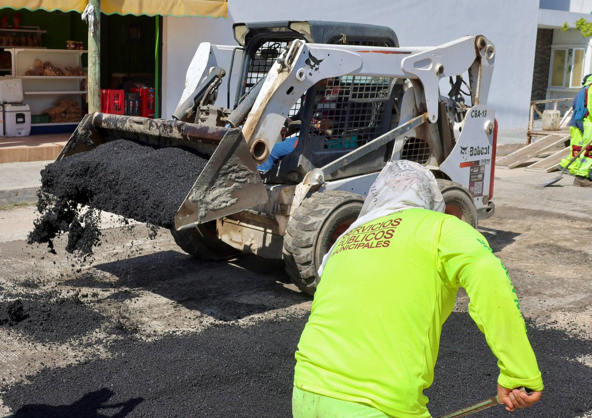 AytoCancun's tweet photo. 🚧 Mantenemos trabajos de bacheo permanentes en nuestra ciudad para mantenerla en las mejores condiciones para brindarles seguridad a las y los cancunenses.
📍 SM 95
Si conoces un punto que requiera atención repórtalo a través de #ChatCun al 9987 784 500. https://t.co/TAveRUnfY7
