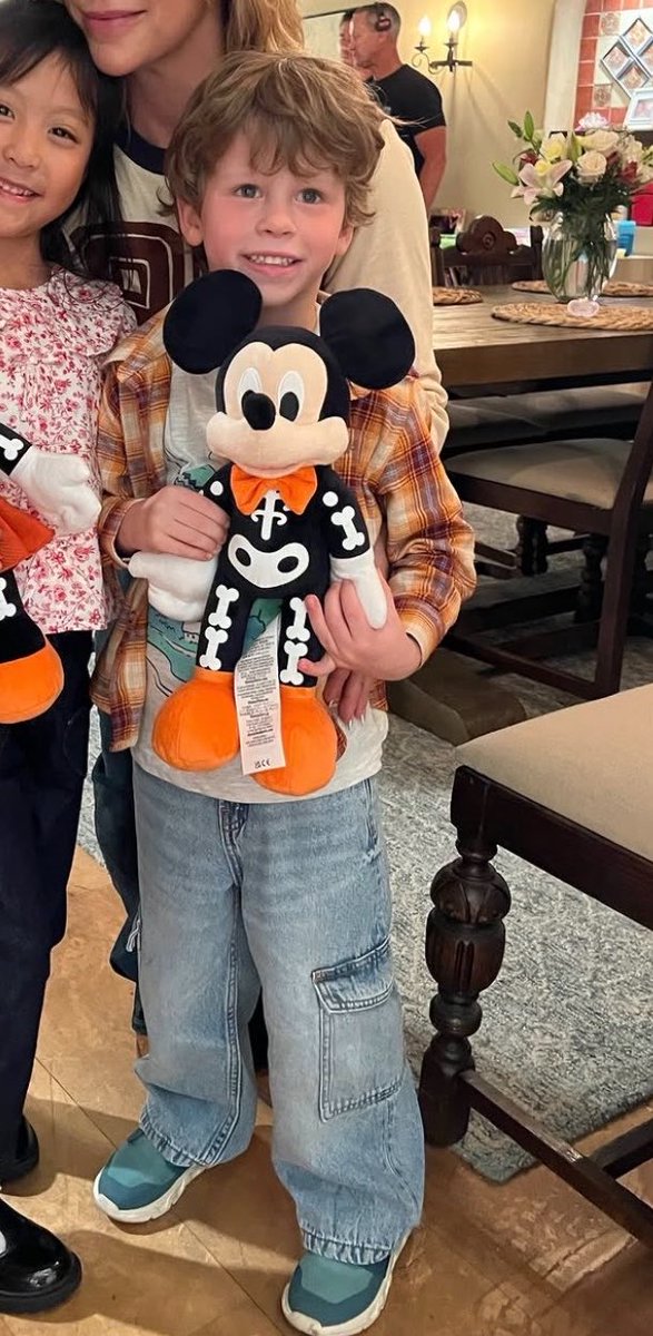 ibytames's tweet photo. THEO DRESSED LIKE HIS EDDIE 😭😭😭😭 https://t.co/r4Tyx3I2zP