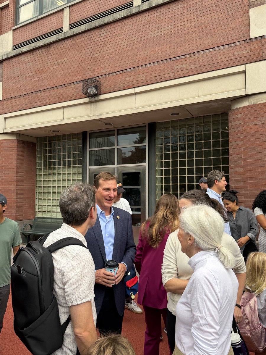 RepDanGoldman's tweet photo. School is back after a nice, long New York summer. 

It was a pleasure to greet parents and kids on the first day of school at PS 89 with District 1 Superintendent Kelly McGuire. 

I wish all 900,000+ NYC public school students a great year. https://t.co/H3ogPYigb5