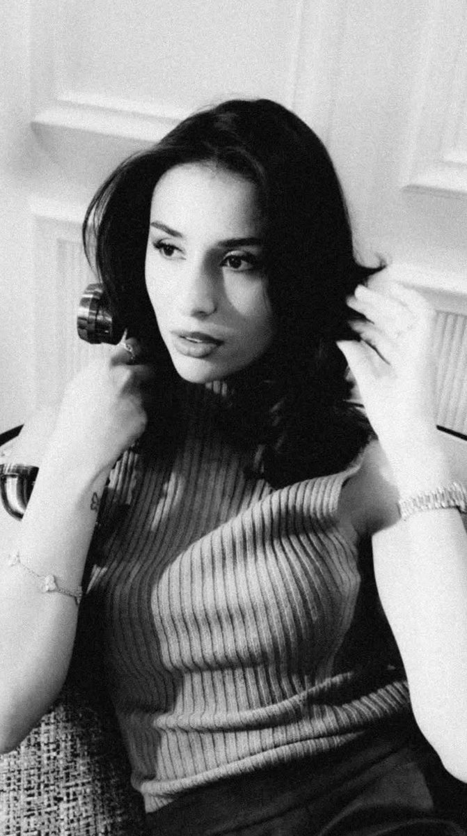 Irsabellaa's tweet photo. unposed, unhurried, effortlessly luminous. a fleeting candid rendered in monochrome, carrying the kind of beauty that never asks to be noticed. https://t.co/j6iXhLzPdm