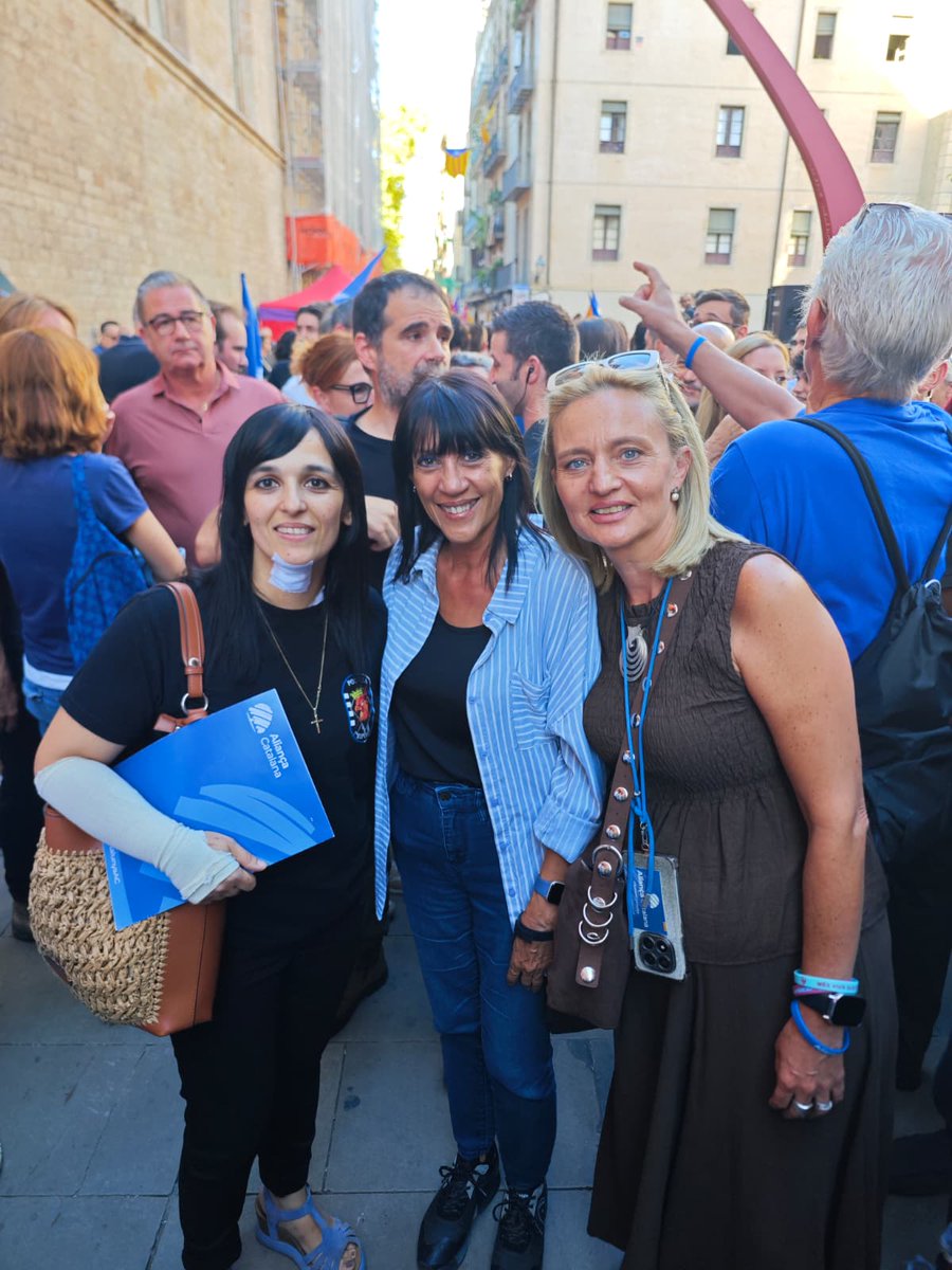 TerresLleida_AC's tweet photo. Al Fossar, @meri_feliu, @rosamasoberana i @viquirepublica  hi han estat. 
No han pogut evitar-nos.
Des de Lleida, Tàrrega i Ponent, rebuts amb aplaudiments.
La nostra presència és la seva por.
Seguim.
💙#SalvemCatalunya amb @CatalunyaAC ! https://t.co/ww9RJSc70T