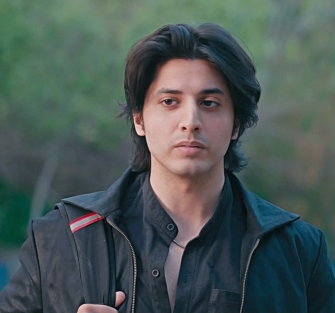 PhotoshopLove3's tweet photo. when Sarbuland went to confess his feelings to Rabiya he sheds the Sardar persona and wears his old style clothes and some his accessories he went to her as his true original self i love when dramas pay attention to details like this <3
#Zanjeerain #Sarbiya https://t.co/gz5msup1AO