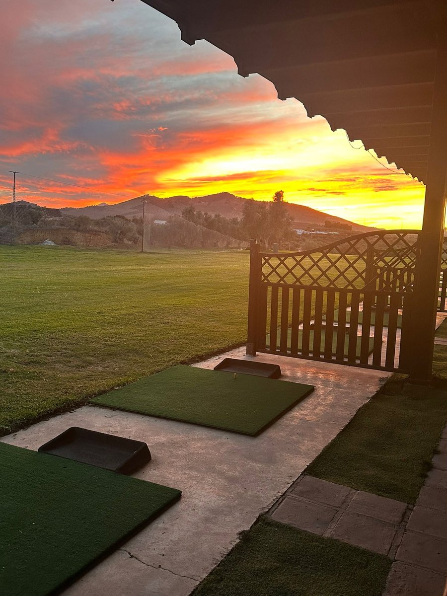 AntequeraGolf's tweet photo. 🌅⛳ Hay lugares donde jugar al golf es mucho más que practicar tu deporte favorito.

En #AntequeraGolf, cada partida se disfruta en un entorno privilegiado, rodeado de naturaleza y con unas vistas que hacen especial cada momento. https://t.co/lS2ICf6utT