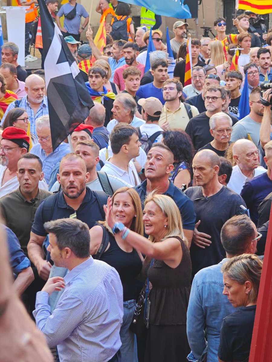 TerresLleida_AC's tweet photo. Al Fossar, @meri_feliu, @rosamasoberana i @viquirepublica  hi han estat. 
No han pogut evitar-nos.
Des de Lleida, Tàrrega i Ponent, rebuts amb aplaudiments.
La nostra presència és la seva por.
Seguim.
💙#SalvemCatalunya amb @CatalunyaAC ! https://t.co/ww9RJSc70T