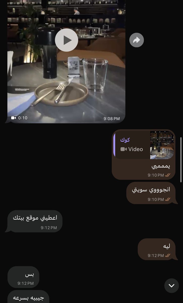 DontTextMeEverr's tweet photo. آخ من حنيّة البنات ♥️
أختي اللي تصغرني بخمس سنوات راحت مطعمي المفضّل في جدة، وصوّرت لي وهي هناك.. ثم طلبت موقع بيتي عشان تطلب لي أكل؛ لأن ما يهنى لها تاكل وأنا ما أشاركها اللحظة.. 
وما اكتفت بهذا؛ لمحت محل عطوري المفضّل بجانب المطعم، فتذكرتني ودخلت تشتري لي عطر!

كيف انها تصغرني بسنين، لكن تحمل تجاهي هذا القدر من الحنان والمسؤولية.. تتلمّس أماكني المفضّلة وأشيائي المحبّبة، وتحرص أن يصلني منها نصيب رغم المسافات، وكأن كل شيء تعرف أني أحبه يردّها إليّ ويذكرها بي، فلا يهنأ لها بال حتى تشاركني إياه.. 

لاغيّب الله حنيّة الغاليات المؤنسات ومودتهنّ ♥️