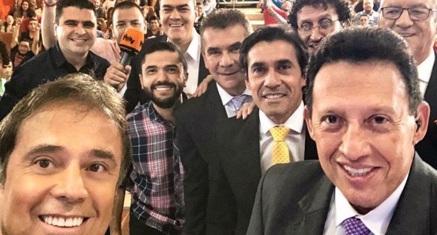 Pecoralt's tweet photo. ➡️ Oigan... ¿Por qué la chusma del periodismo deportivo en Colombia no se ha pronunciado por el recorte presupuestal que hizo éste desgobierno al ministerio del deporte? 🤔
#EsParaUnaTarea

#AbelardoPresidenteIlegítimo https://t.co/vCcKkYAz1x