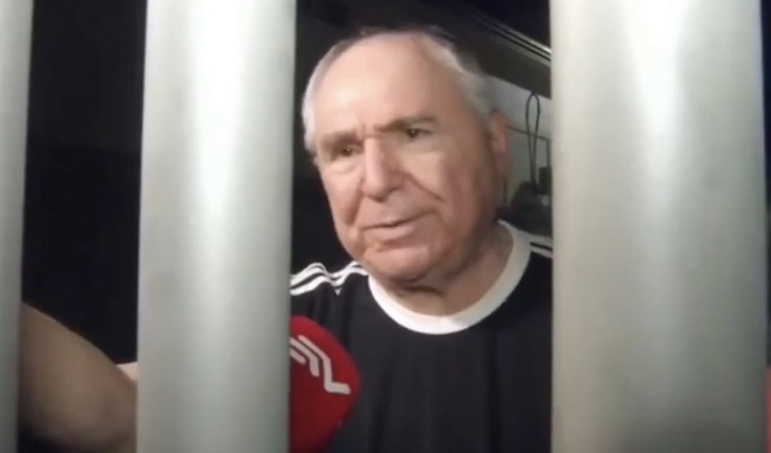 lahistoriaec's tweet photo. Recuperación milagrosa. Acostado en una cama de la clínica Borja y hasta con oxígeno, escuchó ayer la sentencia en su contra el ex presidente Abdalá Bucaram. Tres horas después ya estaba en su casa y dio declaraciones rechazando la condena de 9 años y 4 meses de prisión que le impusieron. #Guayaquil
