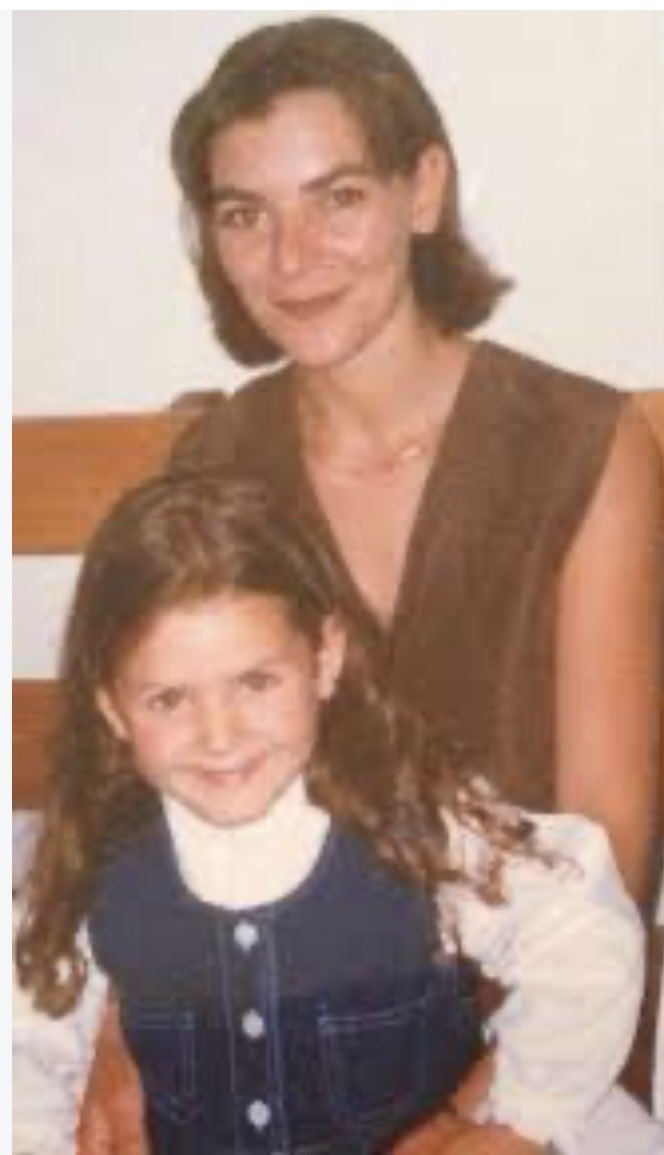luca_caputa's tweet photo. È morta suicida a 35 anni Denise Cosco, figlia di Lea Garofalo, la testimone di giustizia uccisa nel 2009 dalla ‘ndrangheta.
La stessa età che aveva sua madre quando fu sequestrata, uccisa e fatta sparire dalla ‘ndrangheta nel novembre del 2009.
Denise era entrata nel programma di protezione. Viveva in una località segreta, si era rifatta una vita, aveva un lavoro e un figlio di quattro anni.
Tragedia nella tragedia.
Denise a 18 anni aveva trovato il coraggio di denunciare suo padre per l’omicidio di sua madre. Ha affrontato l’aula, il processo, le minacce, l’ergastolo ai Cosco. Lo Stato le ha dato una nuova identità.
Ma la protezione non protegge dal dolore. Non protegge da un trauma che ti accompagna ogni giorno per 16 anni. Non ti insegna come essere madre quando a te l’hanno strappata.
Oggi un bambino di 4 anni resta senza mamma. Come Denise restò senza la sua.
Non dimentichiamo Lea, non dimentichiamo Denise. 
E non dimentichiamo che la violenza mafiosa uccide due volte, e continua a uccidere negli anni.
Ciao Denise, che tu possa aver trovato la pace che non hai mai avuto qui. 💔

#leagarofalo
#denisecosco