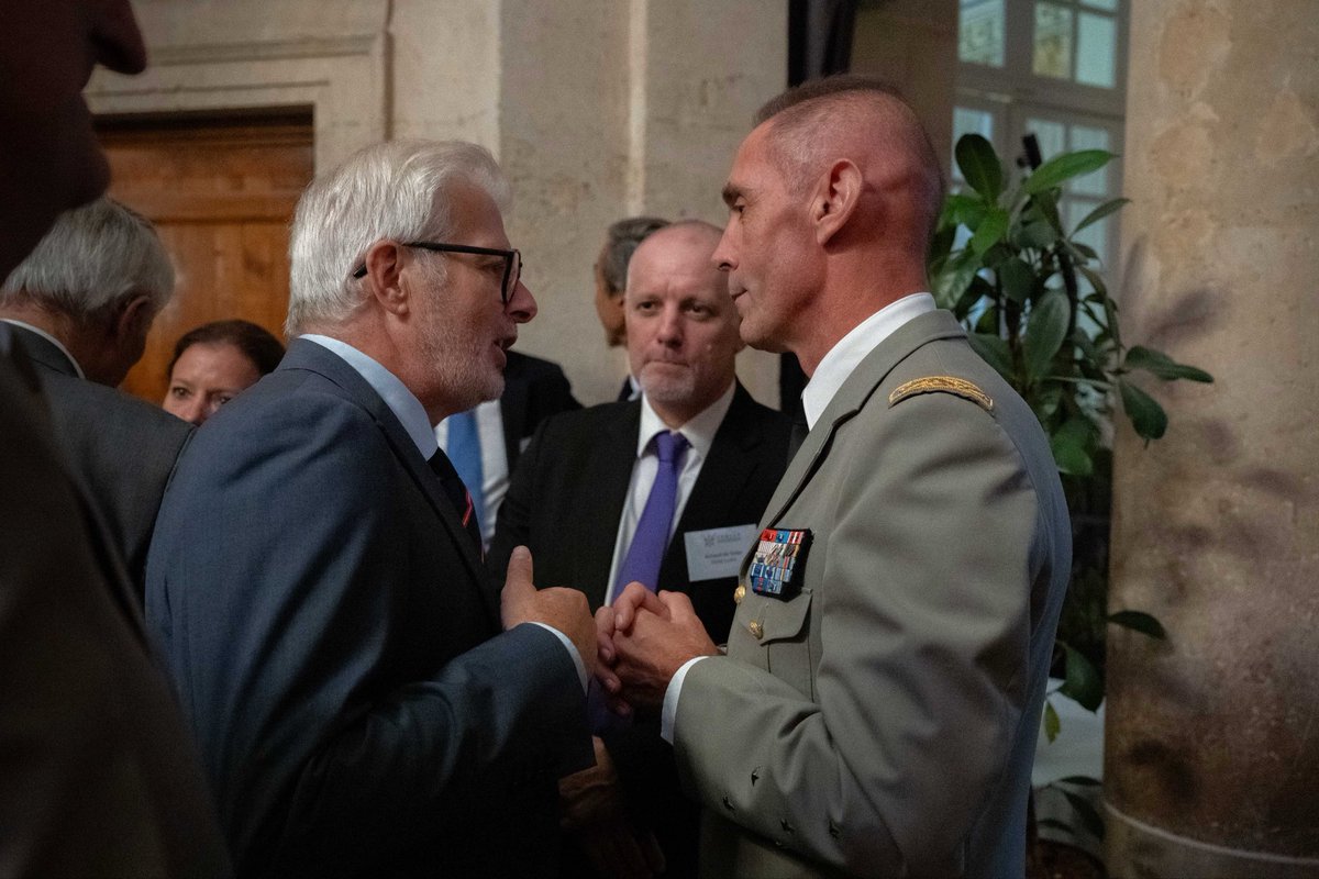 CEMAT_FR's tweet photo. Rentrée du Cercle Fontenoy. 

Pour préparer les conflits de demain, nous devons confronter les expériences, croiser les regards civils et militaires et savoir penser autrement, hors des schémas établis. 

Honoré d’avoir échangé hier soir avec les membres de ce cercle de réflexion, qui contribue à renouveler notre manière d’appréhender la guerre.