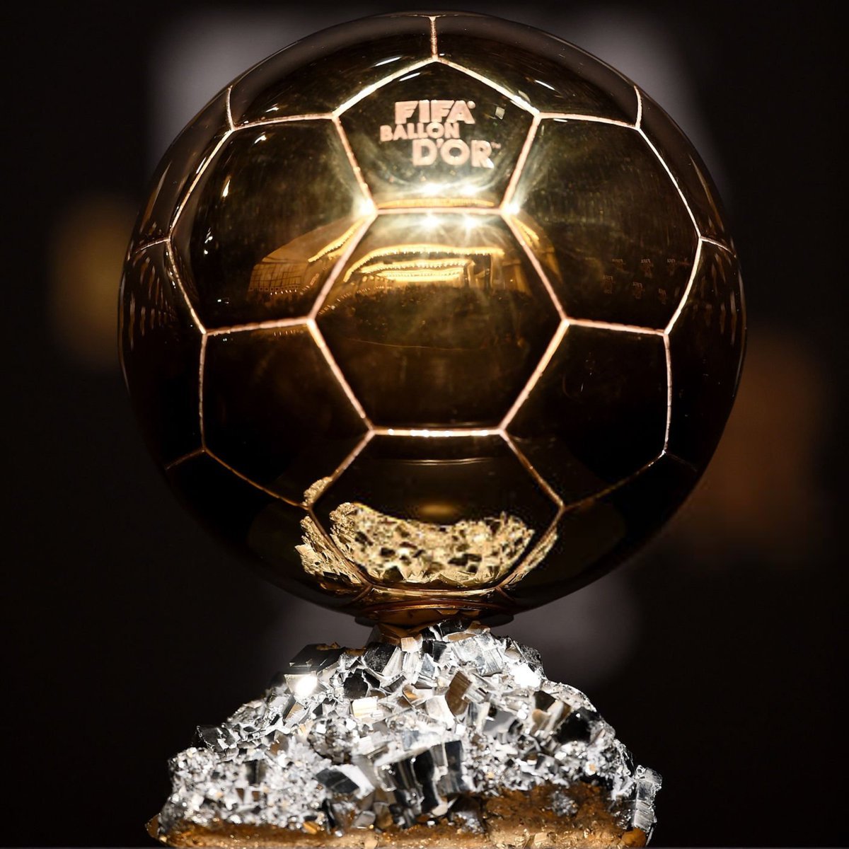 ActuFoot_'s tweet photo. 🚨 CETTE DÉCLARATION DE KYLIAN MBAPPÉ 🇫🇷 EN AOÛT 2022 REFAIT SURFACE 😁 : 

« Le Real Madrid, C'EST UNE MACHINE À BALLONS D'OR, il faut le reconnaître. 🌕

Ils savent très bien s'y prendre. Presque chaque année, ILS ARRIVENT À VOUS CONVAINCRE QUE LEUR JOUEUR EST LE FAVORI NUMÉRO UN. » 🤍

La machine à Ballons d'or va-t-elle fonctionner cette année ? 🤔

🎙️ @lequipe