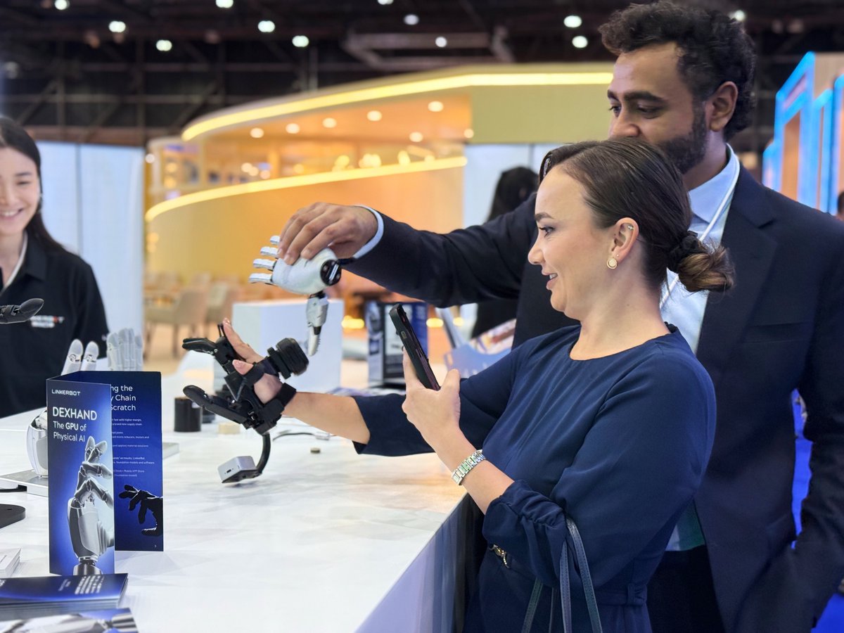 LinkerbotHQ's tweet photo. That's a wrap on @AIM_Congress 🇦🇪
Three days, a lot of good conversations, and one hand that never left the table. 
Thanks, Dubai

#AimCongress #Linkerbot #Linkerhand https://t.co/PHP3T4UTzM