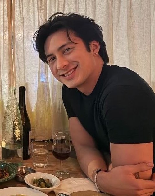 wendrryyyy's tweet photo. that’s not even his smile the way he holds his face im speechless wow https://t.co/9osXYtO8w2