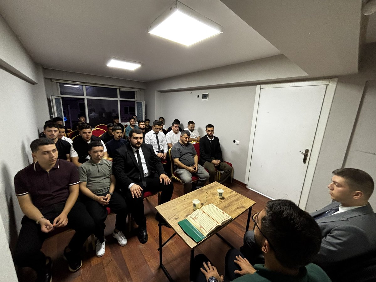 uskudarocak's tweet photo. Üsküdar Ülkü Ocakları olarak her hafta olduğu gibi başta Gazi Mustafa Kemal Atatürk ve Silah Arkadaşları, Başbuğumuz Alparslan Türkeş ve Ülkücü Şehitlerimizin ruhları için Kuran-ı Kerim Tilaveti gerçekleştirdik. https://t.co/3Xtr9KNbjs