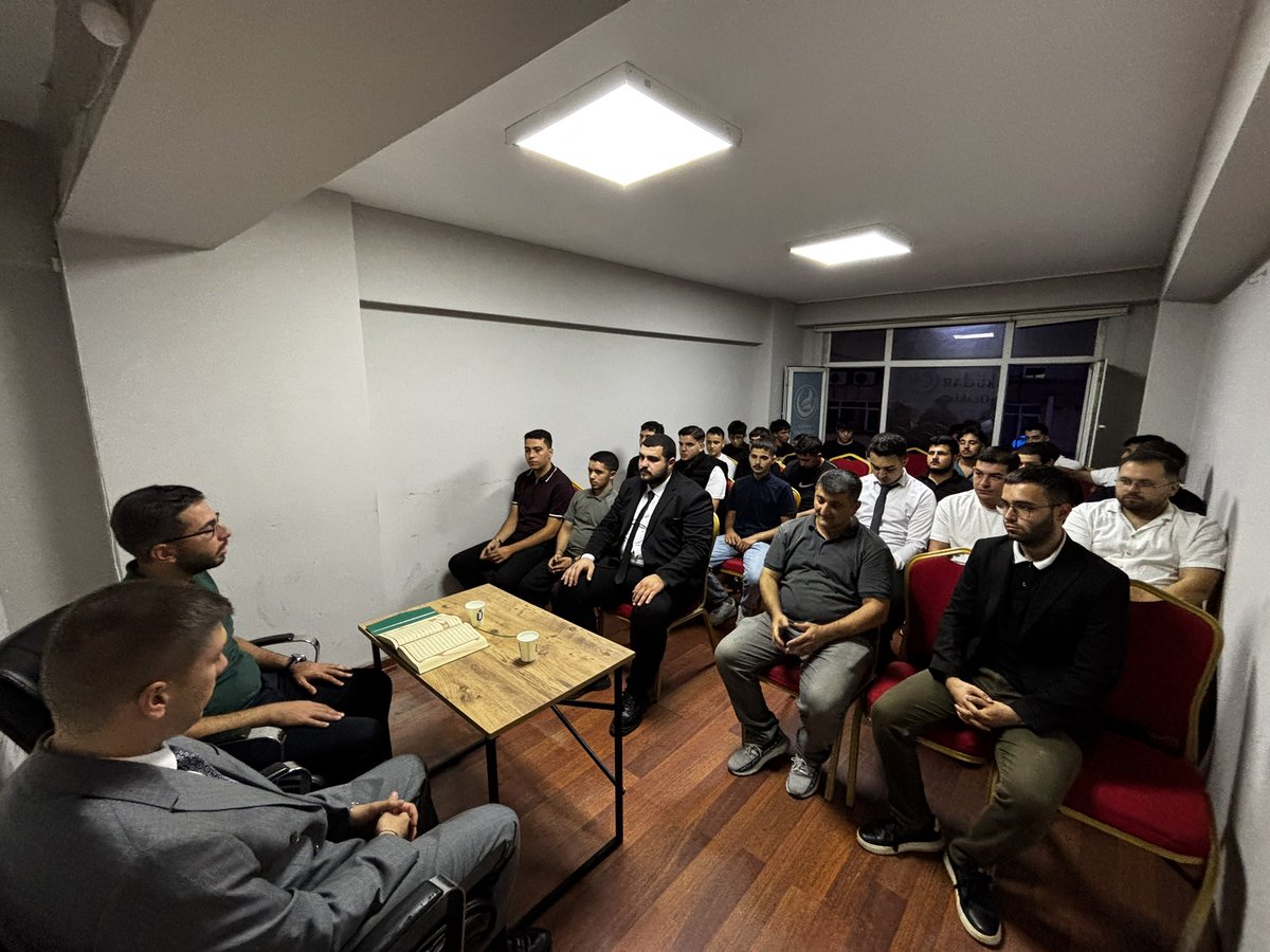 uskudarocak's tweet photo. Üsküdar Ülkü Ocakları olarak her hafta olduğu gibi başta Gazi Mustafa Kemal Atatürk ve Silah Arkadaşları, Başbuğumuz Alparslan Türkeş ve Ülkücü Şehitlerimizin ruhları için Kuran-ı Kerim Tilaveti gerçekleştirdik. https://t.co/3Xtr9KNbjs