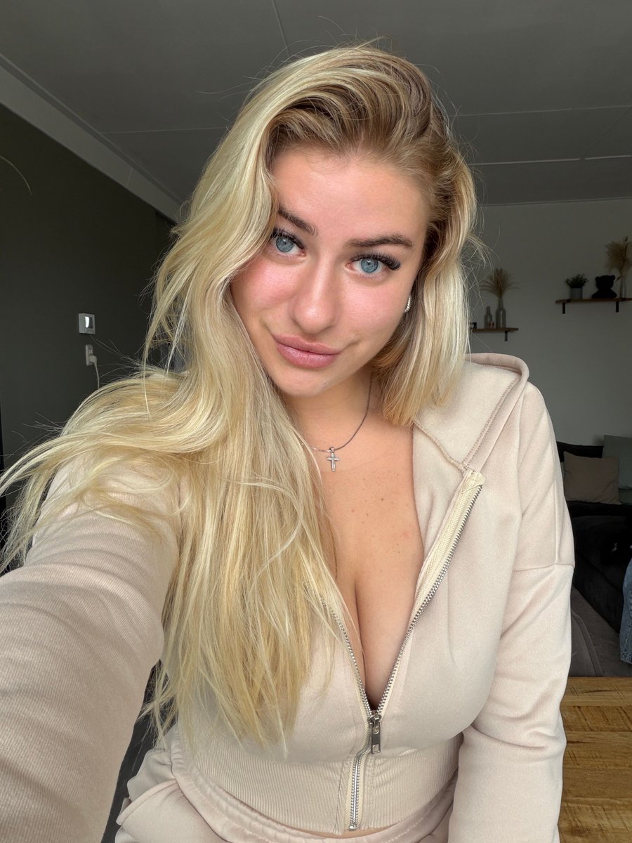itslarissaxx's tweet photo. Vandaag voelde ik deze wel.
#lariskiss #lifestyle #dutchgirl #confidence #girl #blonde #dutch #content #creator #18plus #sexy #fitgirl #followme #retweet #kinkcommunity https://t.co/7rTFMAdGbb