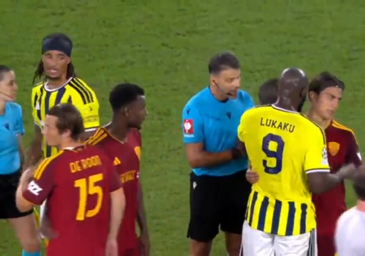 Jvlianvss8Ab's tweet photo. @Los8deAmericA_ @Bennedetto8U @Universe8u @ChampionsLeague @Fenerbahce @OfficialASRoma @sukrusaracogl9 @skrusaracoglu #Los8deAmericA 🇨🇫 1-1 🇧🇹  ha concluido el juego entre #FenerbahçeRoma un empate 🫵😯que demuestra que se tiene movilidad pero también es 👉necesario destrabar ⛸️💥más el medio Grande 🫵😯SVILAR 🥊🥅 y me gusto DYBALA, MANCINI, MALEN y CRISTANTE 💪🐺 G⚽L #UCL  #FBvROM #ForzaRoma https://t.co/ERQm0mCLhA