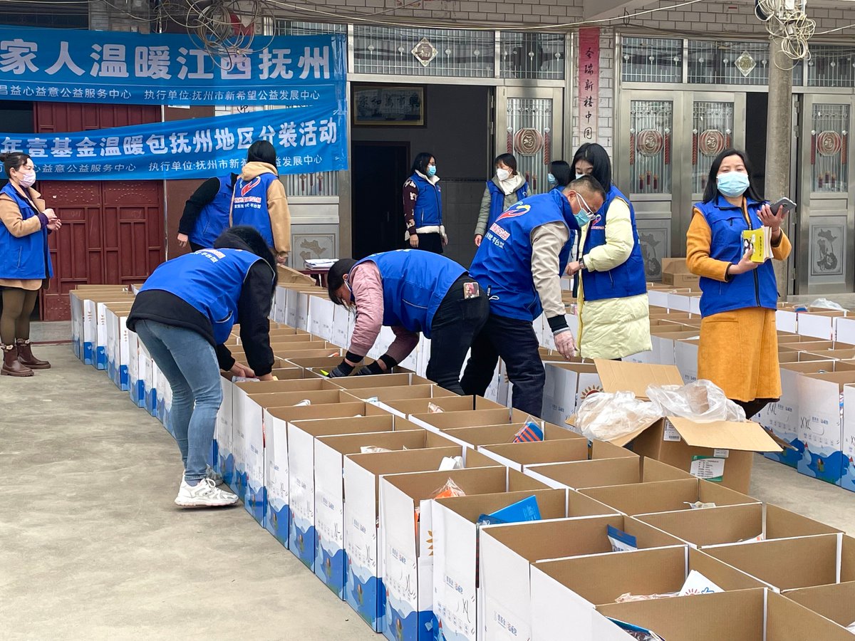 speln571040's tweet photo. Spent Saturday at the local food bank, packing 200 care bags for unhoused neighbors. Nothing beats the warmth of giving back to the community! https://t.co/iNsXa6xd48
