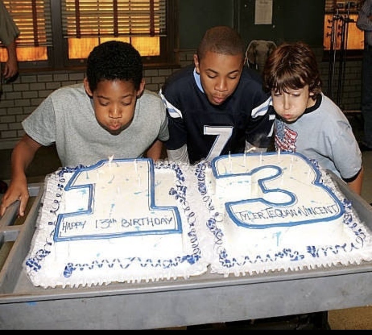 metrofive5's tweet photo. Tyler James Williams, Vincent Martella, and Tequan Richmond were all born in October 1992.
In October (2005), They turned 13 on set and were given a surprise birthday party♥️🫶 https://t.co/VXEiaSnmHw
