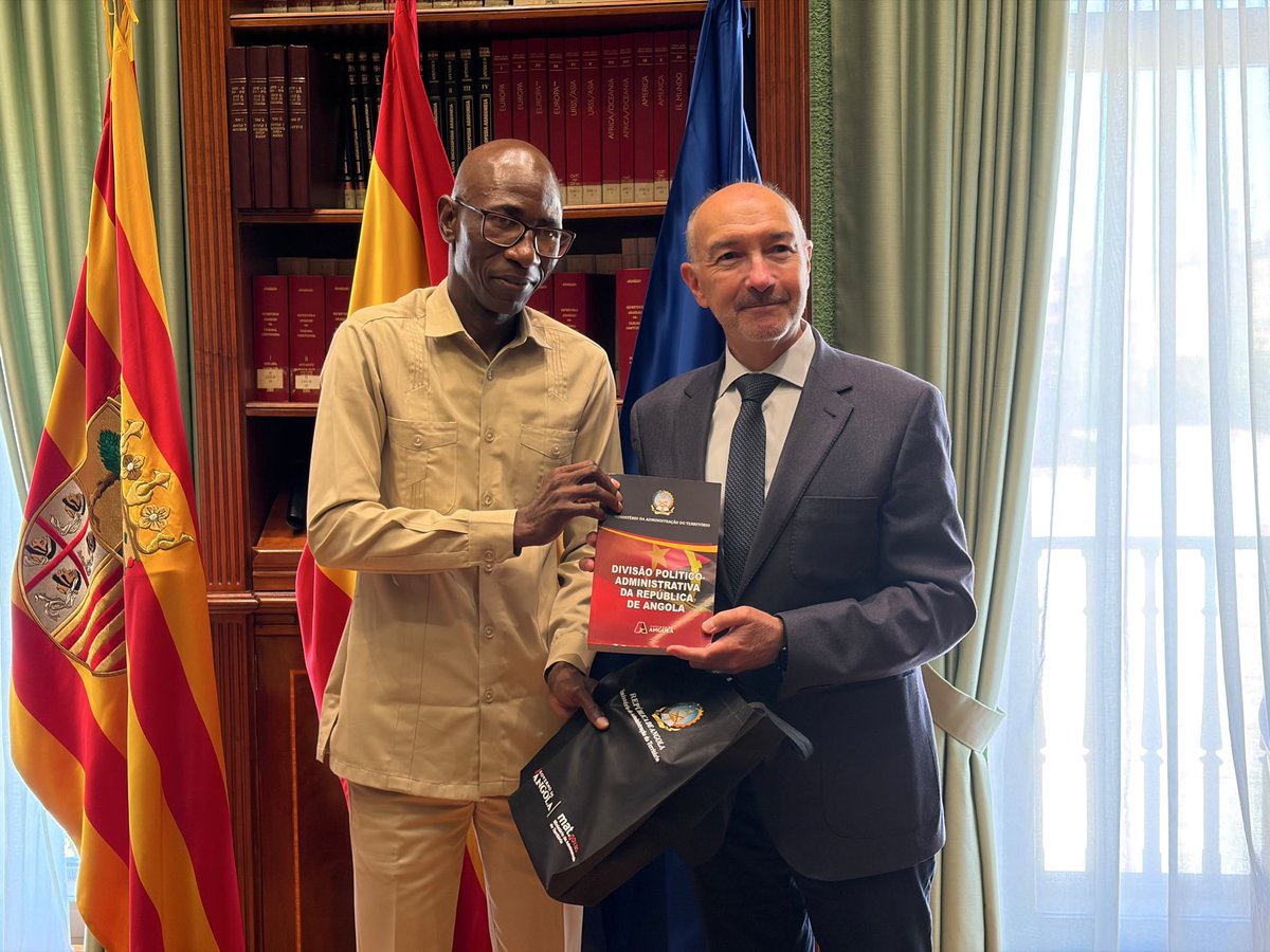 DelGobEnAragon's tweet photo. Hoy hemos recibido a una delegación del Ministerio de Administración Territorial de Angola para hablar de la importancia de la innovación pública para unos servicios públicos fuertes, inclusivos y eficaces, a la altura de los retos que enfrentamos como sociedad https://t.co/9b5bt5kN7x