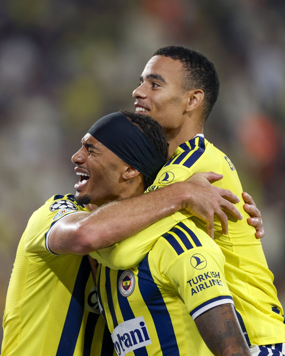 Fenerbahce_EN's tweet photo. This feeling. Under the #UCL lights. 🙏  

#FBvROM https://t.co/gmcLJBekG1