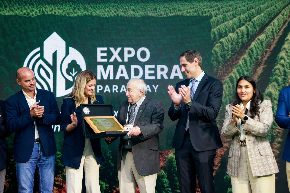 MIC_PY's tweet photo. #MIC | Paraguay avanza hacia una industria forestal con mayor valor agregado 🌲

En la apertura de la 6.ª Expo Madera, el ministro @mriquelme1 destacó que el sector forestal puede generar entre 80 y 100 empleos formales por cada mil hectáreas, con puestos especializados y descentralizados en el interior del país.

El desafío planteado: que Paraguay deje de exportar rollos de madera sin procesar y avance hacia una cadena productiva que la industrialice antes de llevarla a mercados internacionales.

Con cerca de 400.000 hectáreas de plantaciones forestales ya instaladas, el país cuenta con una base lista para nuevas inversiones industriales. El MIC impulsa además el trabajo conjunto entre sector público y privado para facilitar el financiamiento de estas industrias.

🔗 Nota completa en: https://t.co/vz3g0TMzmi

#GobiernoDelParaguay
