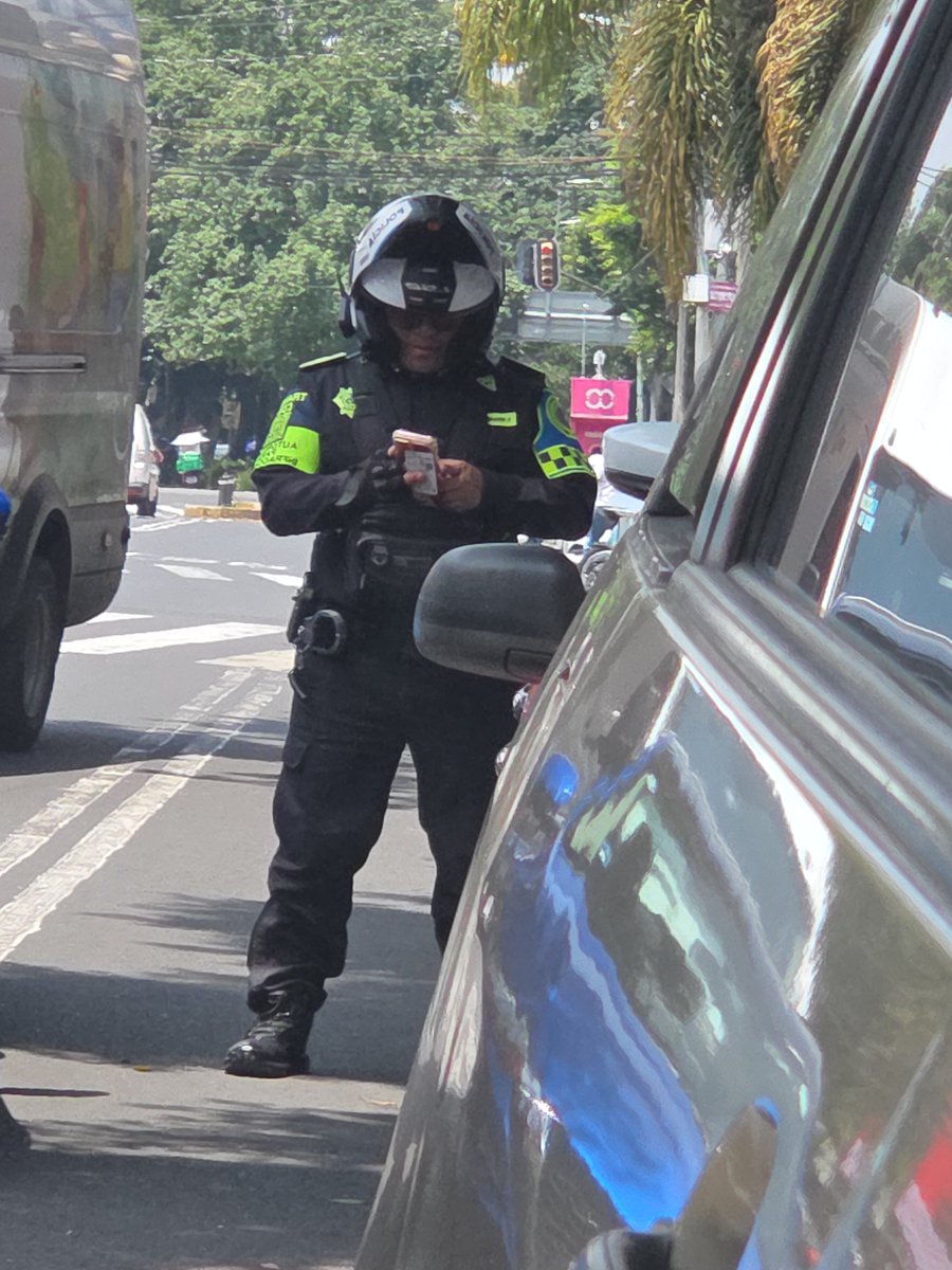 GALLEGOSPEDRO's tweet photo. @SSC_CDMX una consulta, cuanto tiempo tarda un oficial en levantar una infracción de tránsito?
Veo un oficial que lleva mas de media hora con un automovilista  de hecho ya llegó un oficial mas a reforzar. Estoy en calle Porfirio Diaz esquina con Atlanta colonia  Noche Buena https://t.co/uoSFkSUC2x