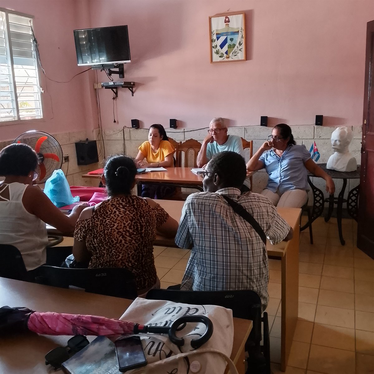 SecreAMPP's tweet photo. Se realiza la reunión de atención a las políticas sociales del consejo popular Urbano 1 con la participación de la Vicepresidenta de la AMPP. Se evalúan casos sociales y vulnerables  de importancia  en el consejo.
#BautaVencera
#ArtemisaJuntosSomosMás .
#CubaSoberana . https://t.co/MTBh4dRZYY