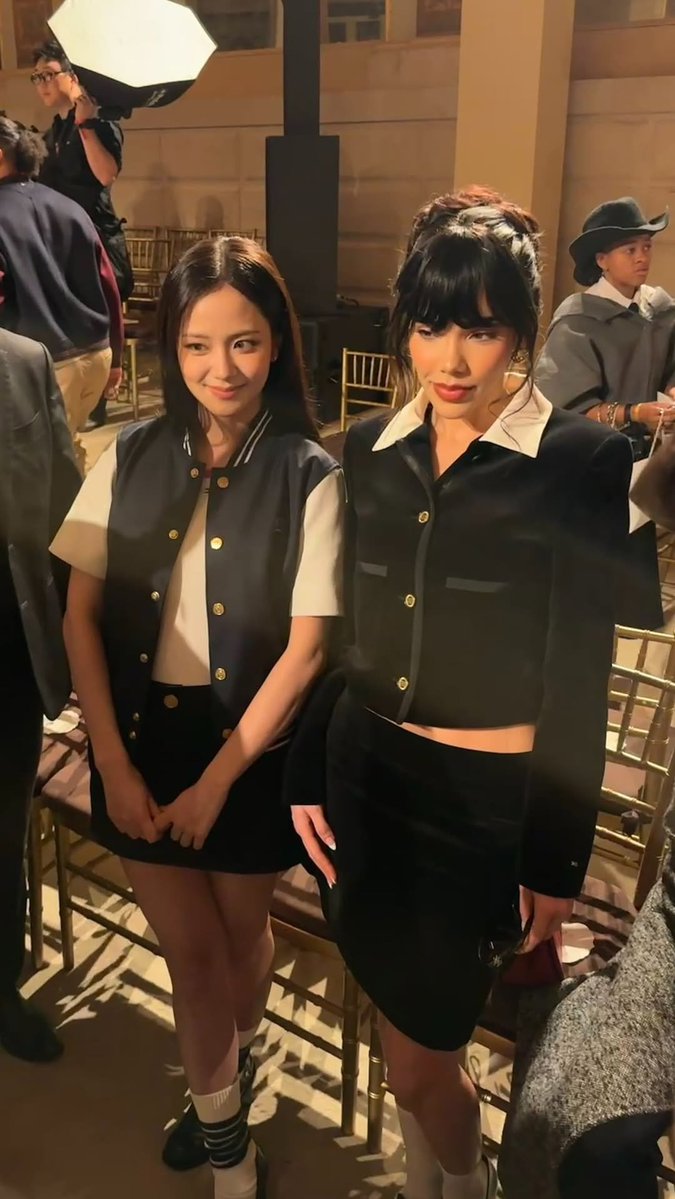 KeninisMxOFC's tweet photo. Kenia Os y JISOO en New York. 🗽 https://t.co/Uvn7IJVe2O