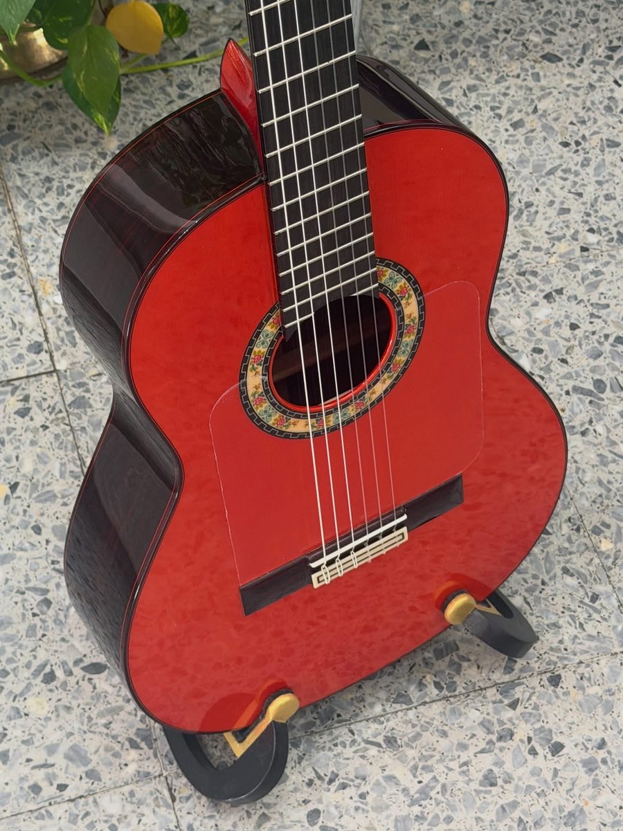 CondeAtocha's tweet photo. Nuestra preciosa guitarra de Primera de Palo Santo de India ✨🎸

Una guitarra que reúne algunos de nuestros detalles más emblemáticos: su característica cabeza de Media Luna y nuestra clásica roseta de rosas, símbolo de la tradición y la identidad de Conde Atocha 🌹 https://t.co/hlhnzbgQu8
