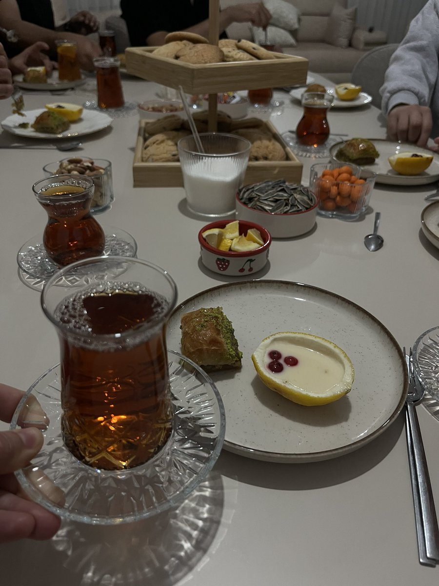 Zeyno0_25's tweet photo. Kardeş evinde çayın da sohbetin de tadı başka.” 🤍🥹 https://t.co/aWIWHBxT9h