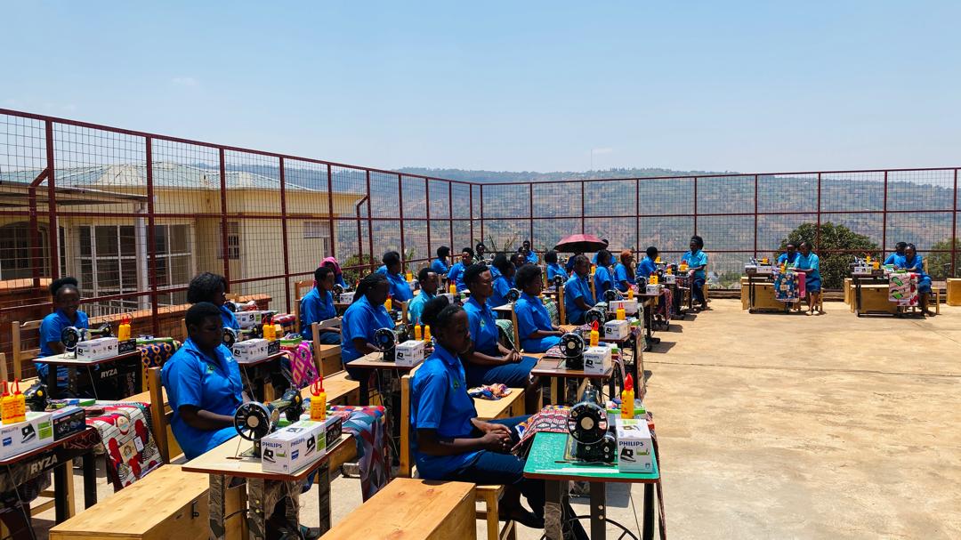 kanyinya_sector's tweet photo. UMurenge wa Kanyinya Ku bufatanye na CENTRE AMIZERO  abana 40 basoje amahugurwa y'ubudozi bahawe ibikoresho bizabafasha kunoza umwuga wabo.Igikorwa kitabiriwe n'Umunyamabanga Nshingwabikorwa w'Umurenge wa Kanyinya Bwana NDUWAYEZU Alfred @CityofKigali @Nyarugenge  @RwandaLocalGov https://t.co/kOper5IJps