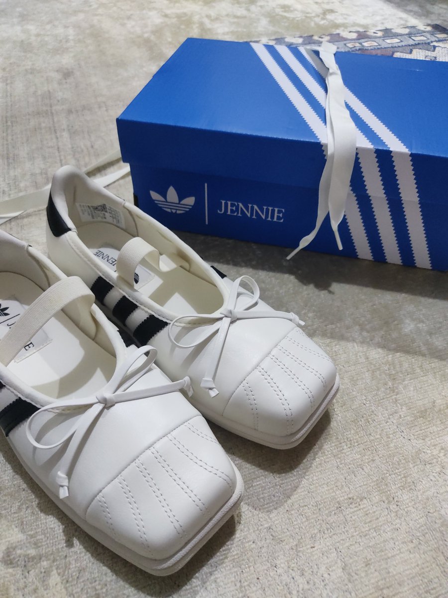 cinejnk's tweet photo. meu tênis da jennie com a adidas acabou de chegar aqui 🤍🖤 https://t.co/icukfjDc3R