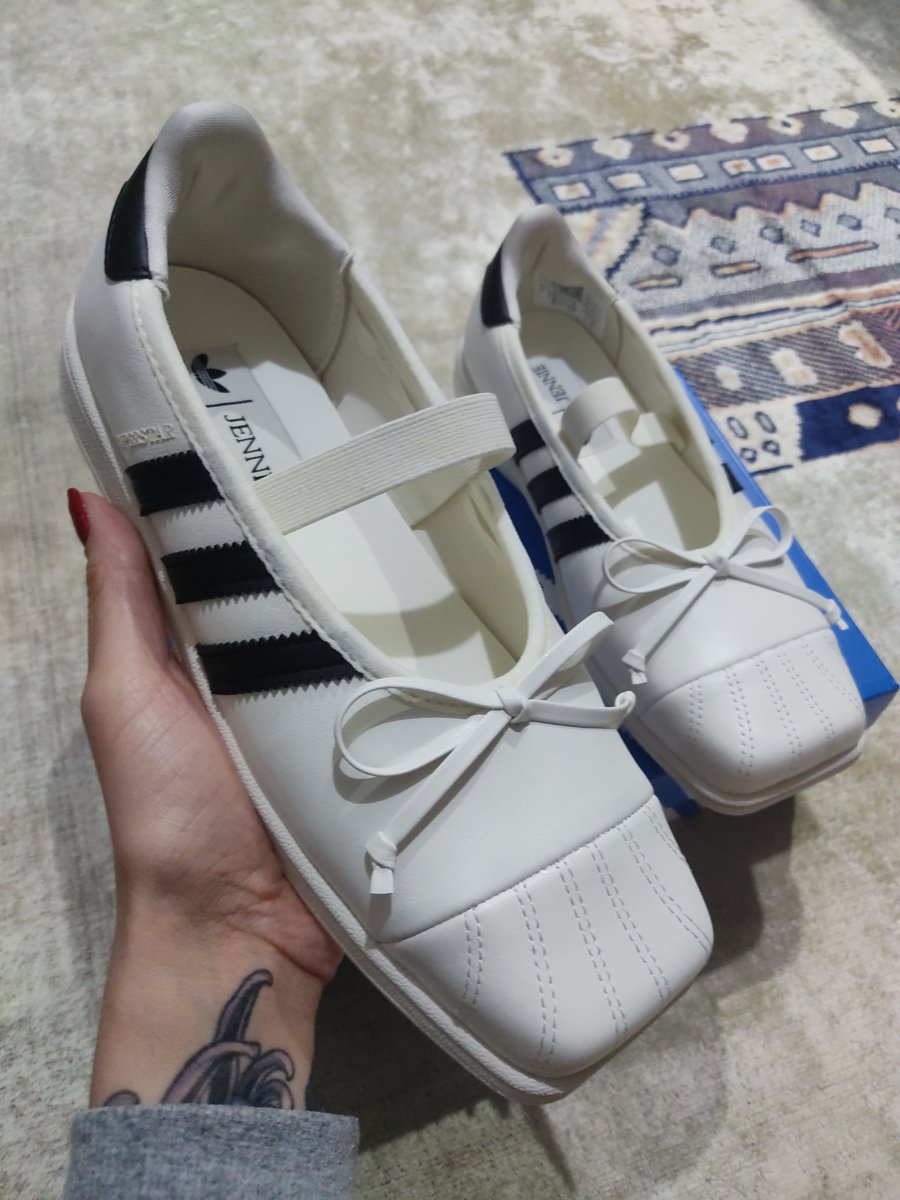 cinejnk's tweet photo. meu tênis da jennie com a adidas acabou de chegar aqui 🤍🖤 https://t.co/icukfjDc3R