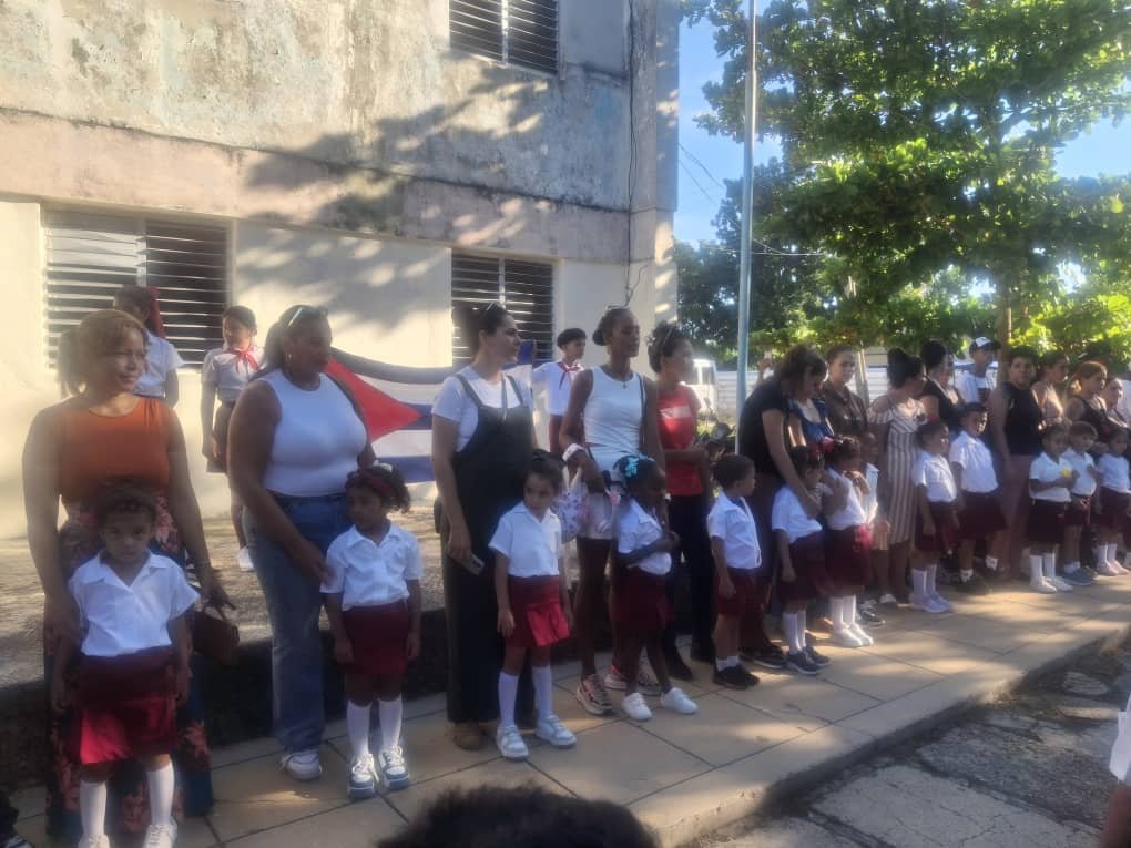 SecreAMPP's tweet photo. Inicia el curso escolar en la institución educativa José Luis Tasende  con alegría y entusiasmo. Bienvenidos a nuestra institución fue el mensaje hacia los educandos, familias y claustro en general.
#Bauta
#ArtemisaJuntosSomosMás 
#CubaVencerá . https://t.co/JSXsyuSpOt