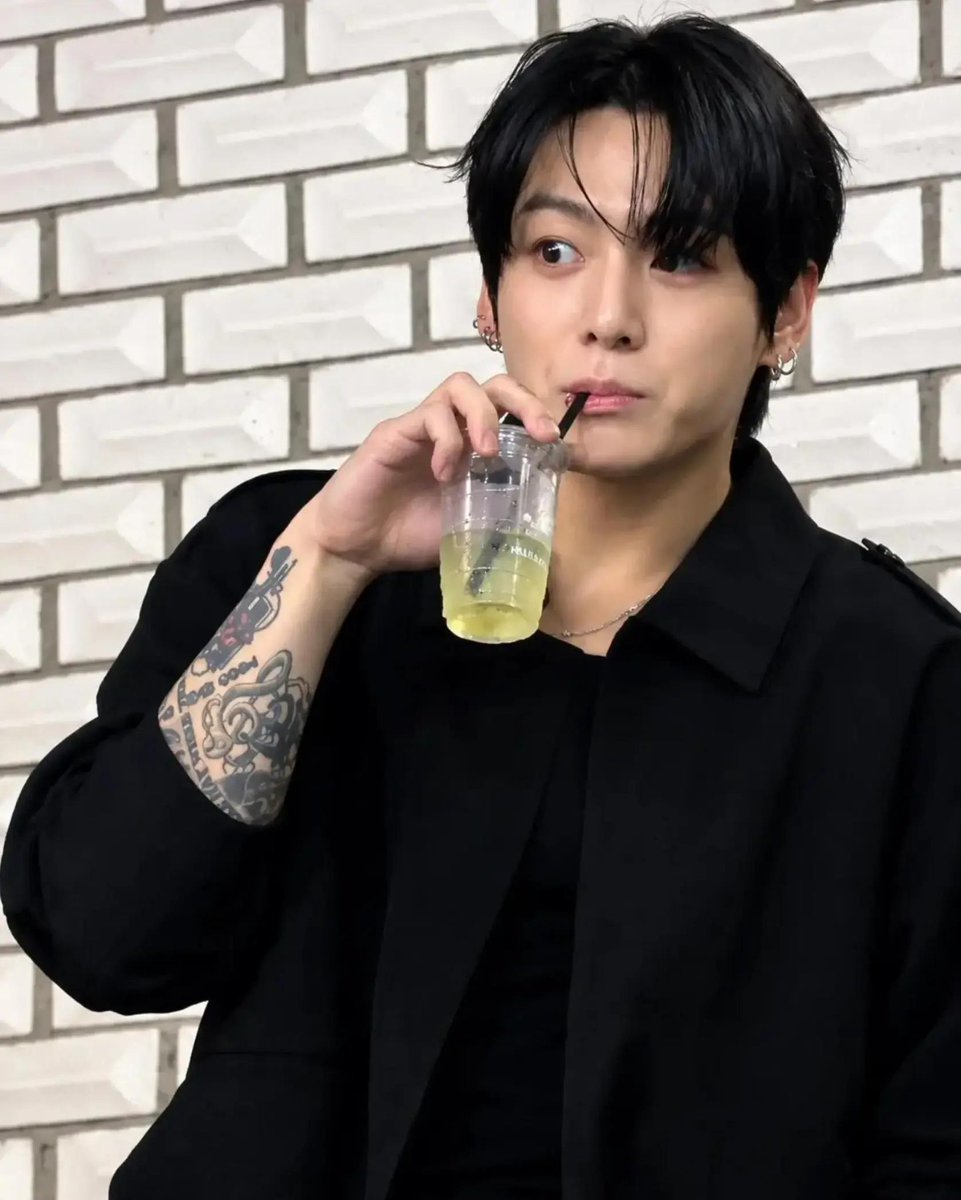 JEONKH_'s tweet photo. MOST HANDSOME MAN ALIVE https://t.co/gMPy16Hbh2