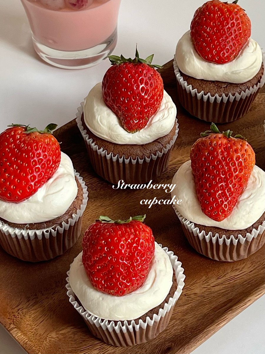darif820158's tweet photo. Just pulled the fluffiest vanilla cupcakes out of the oven—warm, buttery, and topped with swirled cream cheese frosting! A tiny sweet win to brighten my week ， https://t.co/HJrInGgkeV