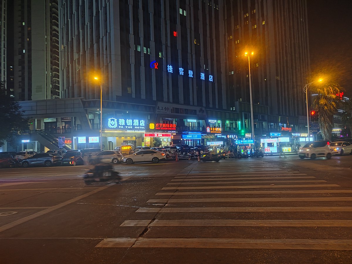 lvjua287694's tweet photo. Busy crosswalk glow – city lights painting the evening rush. https://t.co/UukpKSR5Rf
