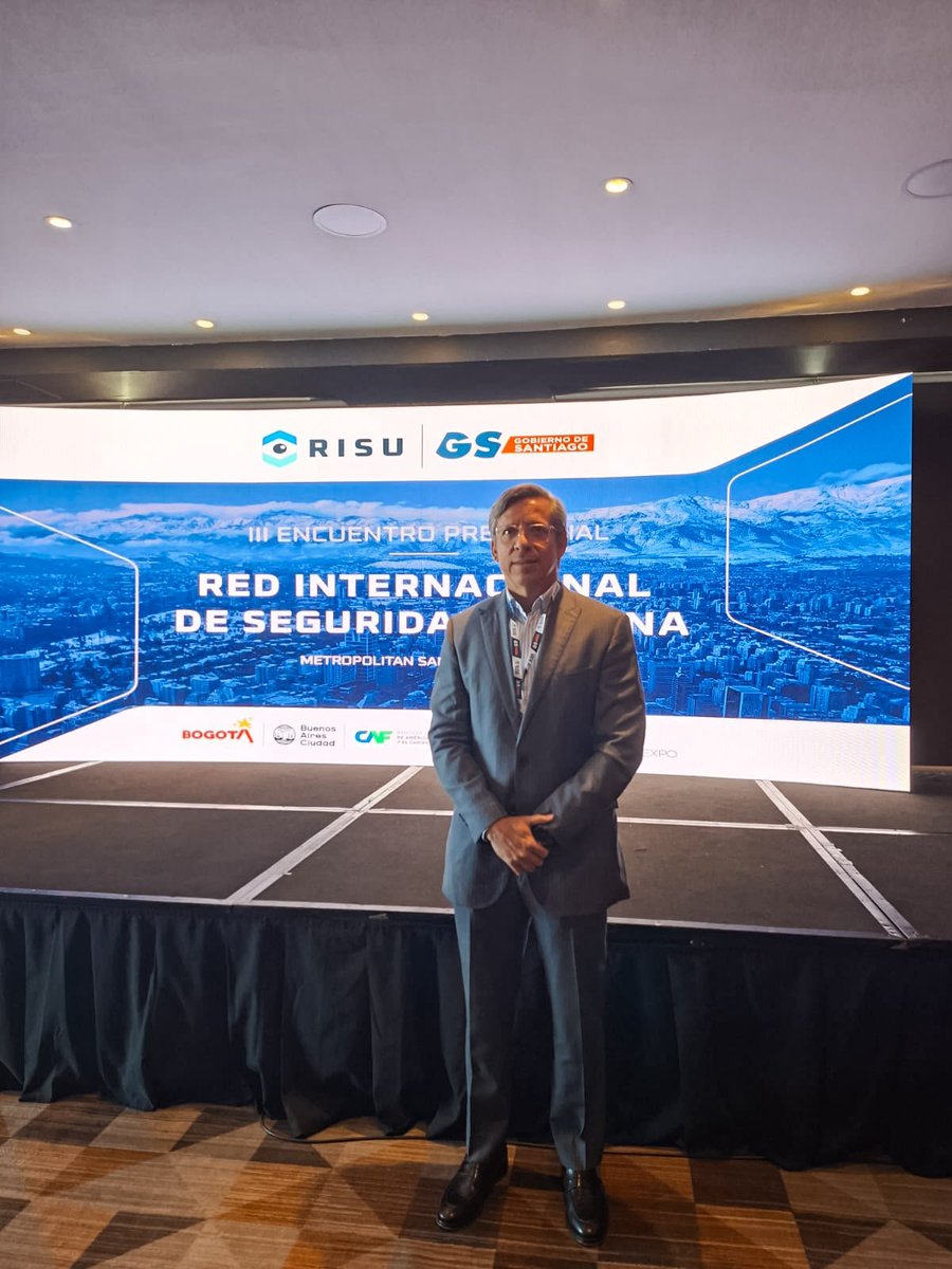 segura_ep's tweet photo. Alex Anchundia, gerente general de #SeguraEP, participó en el III Encuentro de la Red Internacional de Seguridad Urbana (RISU), en Santiago de Chile, 

La jornada se realizó en el marco de la SeguridadExpo 2026, que reúne a delegaciones de Panamá, Camboriú, Guayaquil, San Juan de Puerto Rico, Bogotá, São Paulo, Río de Janeiro, Zacatecas y Ciudad de Buenos Aires. 

Este encuentro representa una valiosa oportunidad para fortalecer la cooperación entre ciudades de la región, compartir experiencias y avanzar en la construcción de políticas públicas que promuevan entornos más seguros, inclusivos y sostenibles

#GuayaquilNoSeDetiene
#AquiEstamos