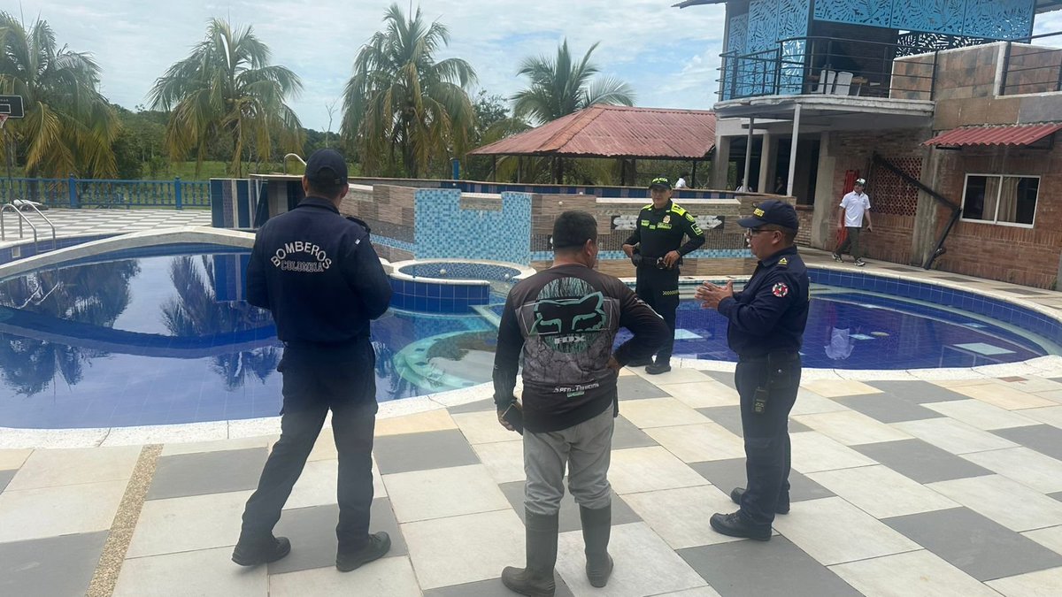 PoliciaVillavo's tweet photo. Garantizamos la tranquilidad de visitantes. En articulación con autoridades locales de #Cumaral, la Policía de Turismo adelantó labores de prevención, vigilancia y control a establecimientos turísticos. Verificamos documentación y condiciones de salubridad para un #TurismoSeguro https://t.co/31yCB345Pf