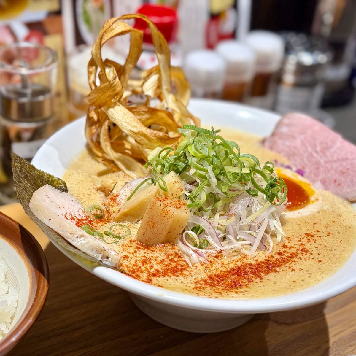 Aso56gf's tweet photo. 超濃厚魚介鶏白湯らぁ麺
at らぁ麺ゆうち
@ramen_yuchi 

変わらぬ美しい盛り付けは見惚れますね
極太メンマ、2種のチャーシューも
食感が良く揚げ牛蒡と2種の葱で
食べ飽きる事なく〆にライス投入して
リゾット風で楽しみ
最後まで大変美味しくいただきました
ごちそうさまでした https://t.co/OQS01Ygtg7