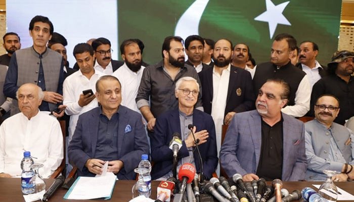 Waqarkhan's tweet photo. عمران اسماعیل کو یہ سوال پوچھتے ہوئے ذرا شرم نہیں آئی کہ میں غدار کیسے ہوں؟ حیرت تو یہ ہے کہ اپنا سیاسی کردار سامنے ہوتے ہوئے زبان نے یہ سوال ادا کیسے کر دیا
عمران خان پر مشکل وقت آیا تو آپ ساتھ چھوڑنے والوں کی صفِ اول میں تھے، پھر بات صرف بھاگنے تک نہیں رہی؛ عمران خان کے مدمقابل کھڑی کی گئی استحکام پارٹی میں جا بیٹھے، اس کے پلیٹ فارم سے تقریریں کیں اور اسی شخص کو کمزور کرنے والی صف کا حصہ بن گئے جس کے نام پر آپ نے اپنی سیاست چمکائی
جنگ کے بیچ اپنی صف چھوڑیں، مخالف مورچے میں جا بیٹھیں، پھر اپنوں ہی پر تیر چلائیں اور آخر میں معصوم بن کر پوچھیں میں غدار کیسے ہوں؟
اگر یہ سیاسی غداری نہیں تو پھر لغت سے غداری کا لفظ ہی نکال دیں کیونکہ اس سے زیادہ کھلی مثال اور کیا ہوگی