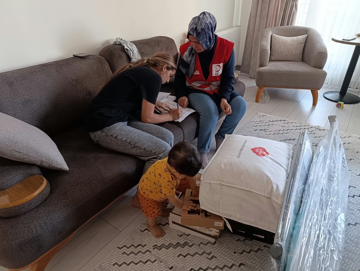 EngelsizHatay's tweet photo. 🌙Kızılay Hatay ekiplerimiz,hem geçici hem de kalıcı konutlarına taşınan hemşehrilerimizi hanelerinde ziyaret ederek,ihtiyaçlarını tespit etmeye devam ediyor.
Gıdadan giyime,ev tekstilinden ev eşyasına kadar pek çok desteği teslim ediyor,vatandaşlarımızın yanında oluyoruz. https://t.co/NdHY4x6oL6