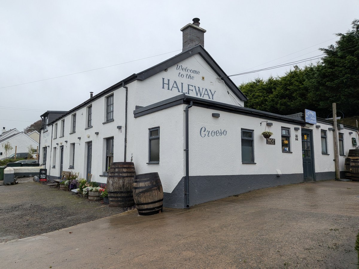 PubsCymru's tweet photo. Peint da #Madog gan @PurpleMooseBrew draw yn y @halfwayinnpisga
Diod a bwyd da 👍
Ger #Aberystwyth https://t.co/ioUhhH8WoJ