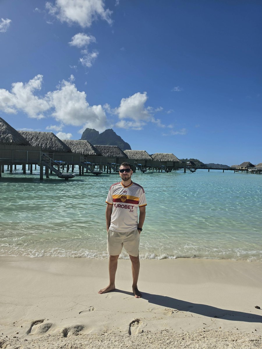 thereal_sem's tweet photo. Esportare il Romanismo nel mondo, livello Bora Bora 💛❤️ #AsRoma https://t.co/0mI9NtvpM5