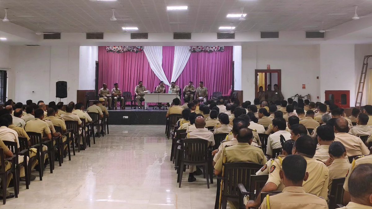 nagpurcp's tweet photo. मारबत बंदोबस्तासाठी नागपूर पोलीस सज्ज! 🚔💙
अपर पोलीस आयुक्त श्रीमती विनिता साहू यांच्या मार्गदर्शनाखाली बंदोबस्तापूर्वी अधिकारी व अंमलदारांचे ब्रीफिंग घेण्यात आले.
उत्सव आनंदाचा… सुरक्षा नागपूर पोलिसांची! 👮♂️🇮🇳
#NagpurPolice #Marbat #Bandobast #SafeNagpur https://t.co/9ld7uGqPDs